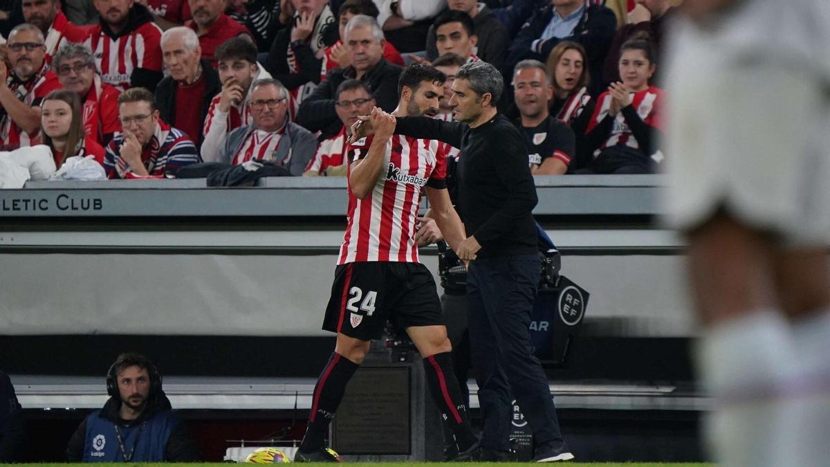 Ernesto Valverde saluda a Balenziaga tras ser sustituido.