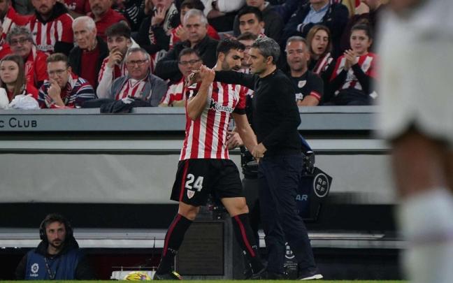 Ernesto Valverde saluda a Balenziaga tras ser sustituido.