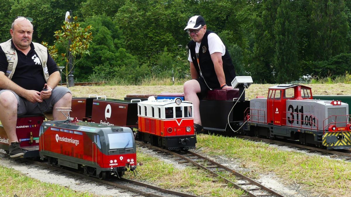 El parque de Iraeta permite disfrutar de la ilusión de sentirse ferroviario por un día.