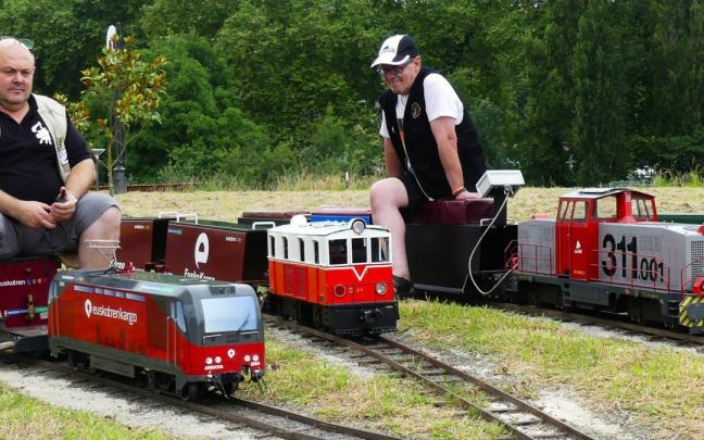 El parque de Iraeta permite disfrutar de la ilusión de sentirse ferroviario por un día.