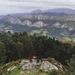 Paisaje rodeado de montañas.