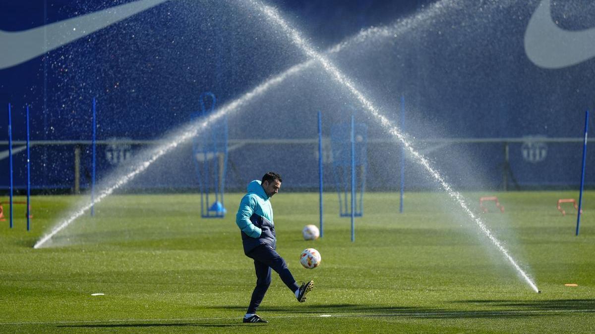 El entrenador del FC Barcelona, Xavi Hernández, durante el entrenamiento del equipo azulgrana este miércoles en la ciudad deportiva Joan Gamper