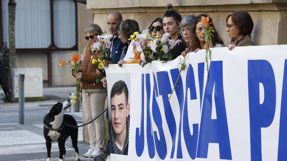 Una concentración pide justicia para Santi Coca ante la Audiencia de Gipuzkoa.