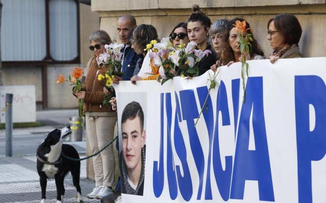 Una concentración pide justicia para Santi Coca ante la Audiencia de Gipuzkoa. / EFE Una concentración pide justicia para Santi Coca ante la Audiencia de Gipuzkoa.