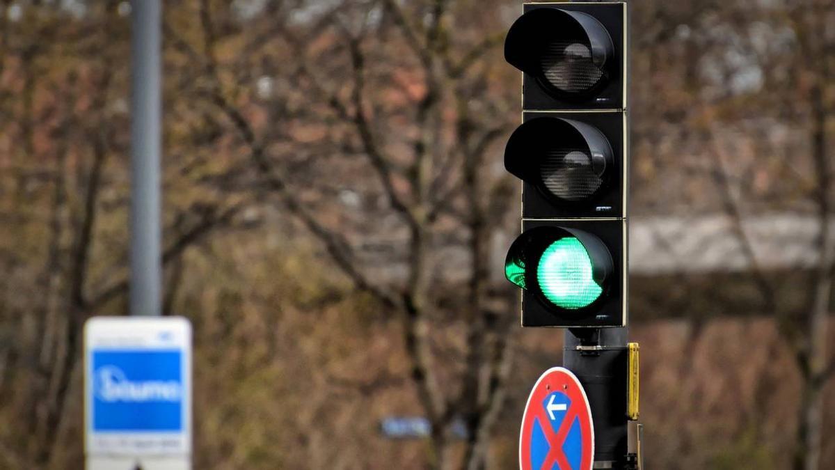 Un semáforo muestra el color verde
