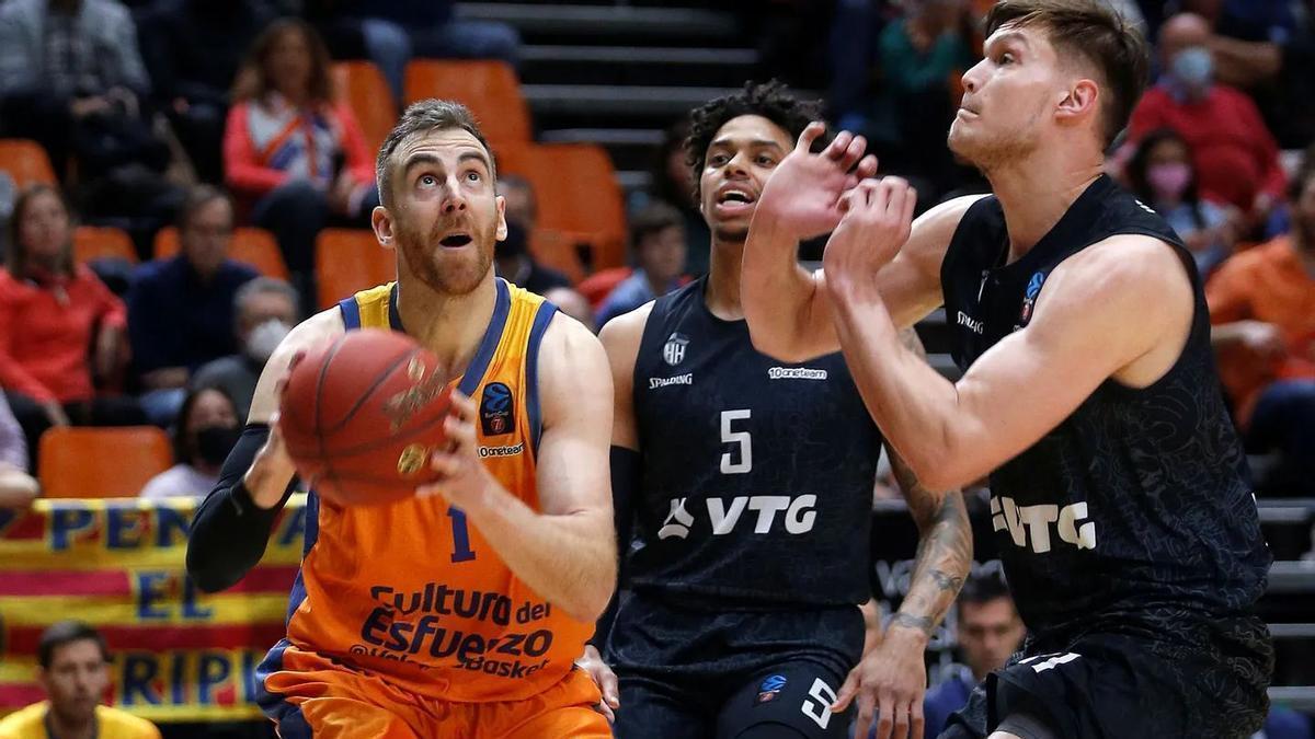 Claver trata de anotar ante Kotsar, durante un duelo de la pasada temporada frente al Hamburgo