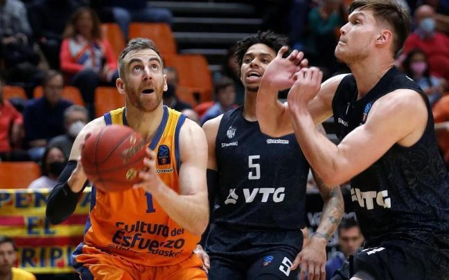 Claver trata de anotar ante Kotsar, durante un duelo de la pasada temporada frente al Hamburgo