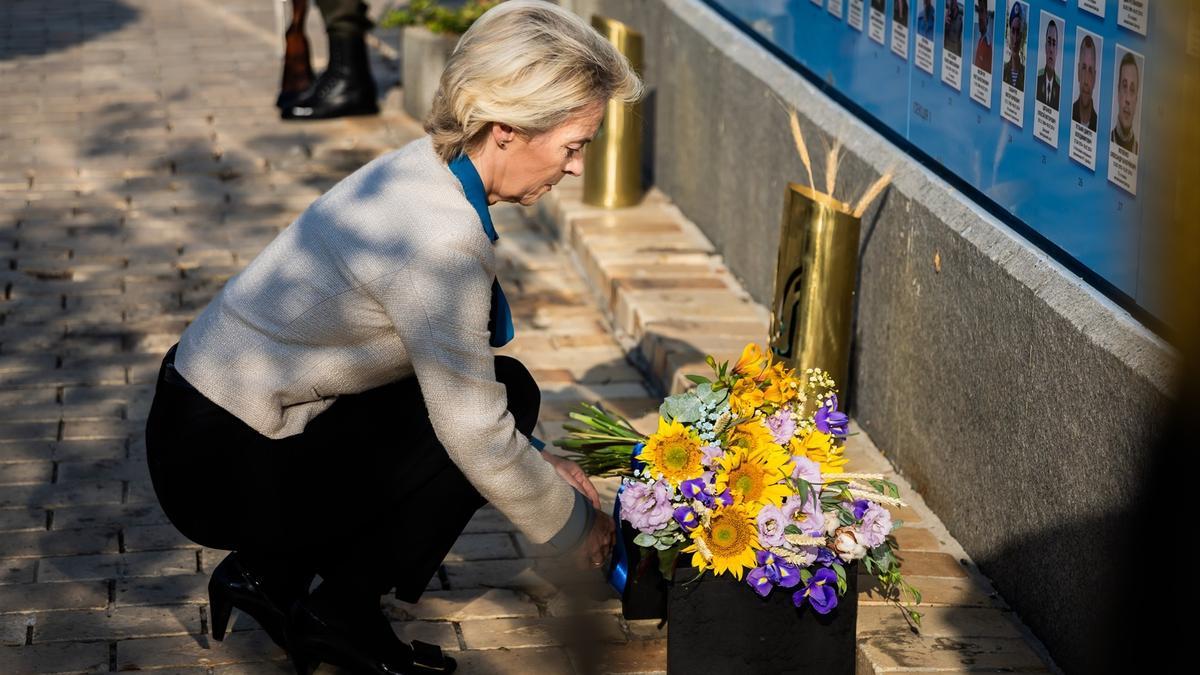 Von der leyen deposita unas flores en el monumento a los ucranianos muertos desde la invasión rusa.