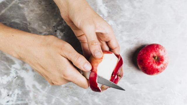 Al pelar las frutas perdemos muchos de sus nutrientes. / D.S. Al pelar las frutas perdemos muchos de sus nutrientes.