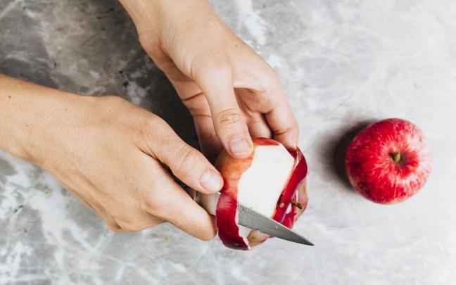 Al pelar las frutas perdemos muchos de sus nutrientes.