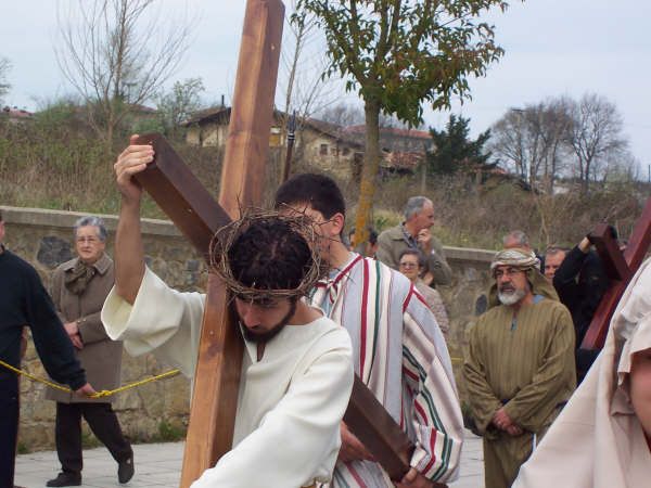 Una de las estaciones del Via Crucis viviente de Amurrio