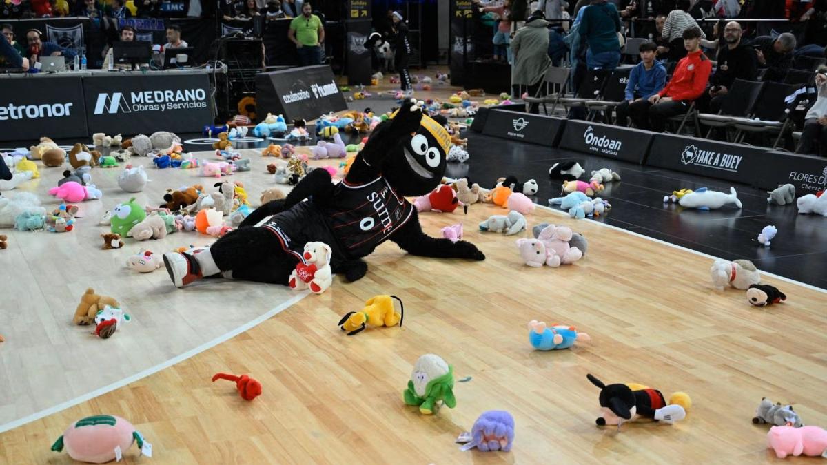 Armi participando de la lluvia de peluches la pasada temporada ante el Manresa. / OSKAR GONZÁLEZ