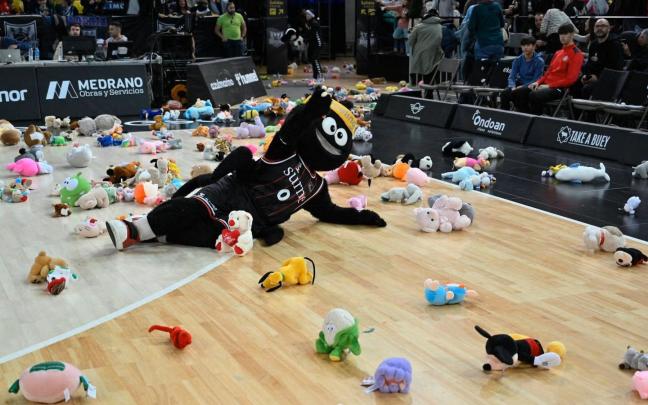 Armi participando de la lluvia de peluches la pasada temporada ante el Manresa. / OSKAR GONZÁLEZ