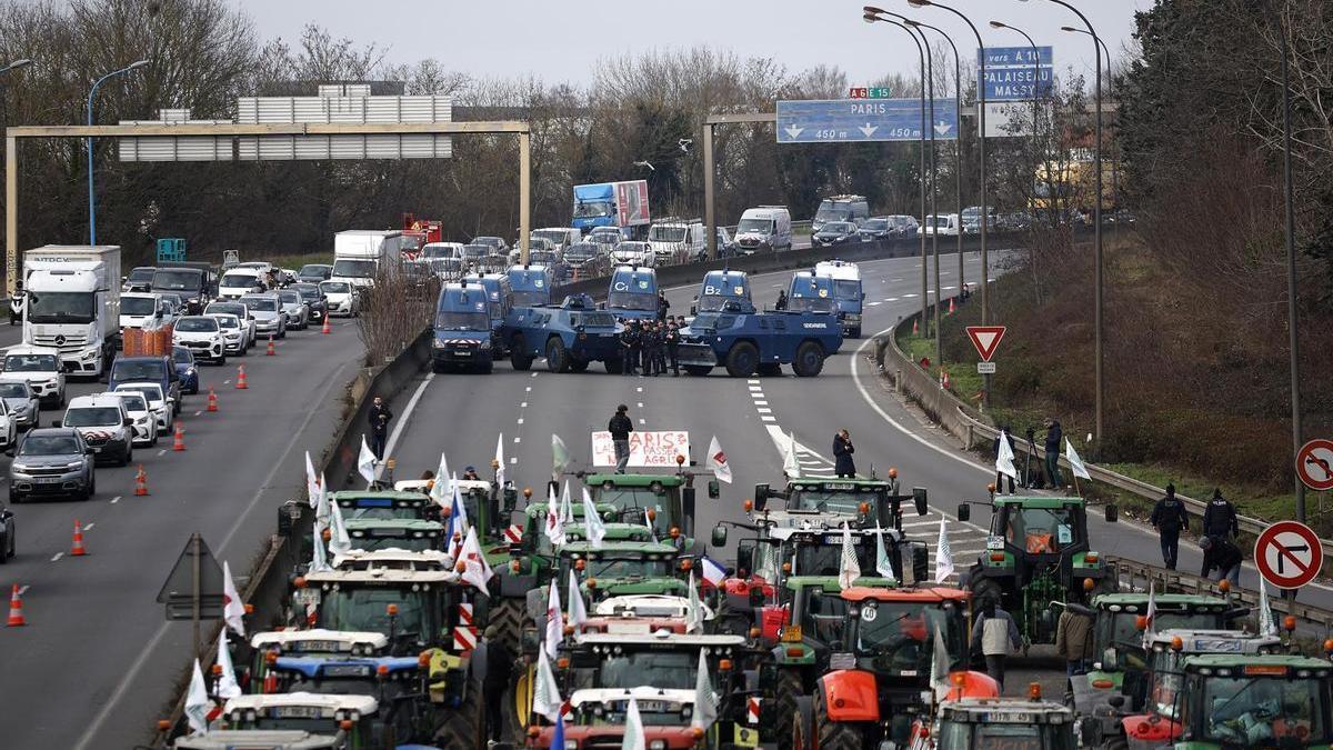 Los agricultores franceses, ante la entrada de París.