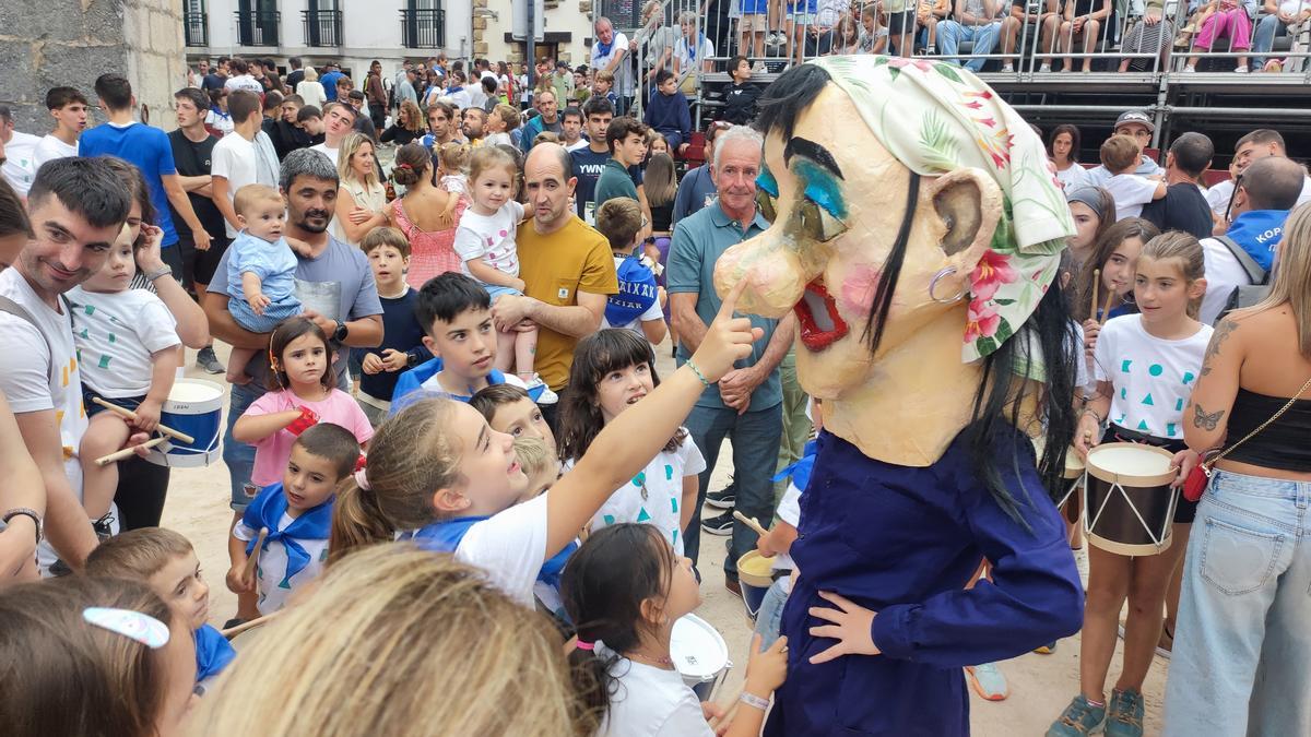 Marixi hará acto de presencia en la plaza de Itziar tras su descenso de la torre de la iglesia.