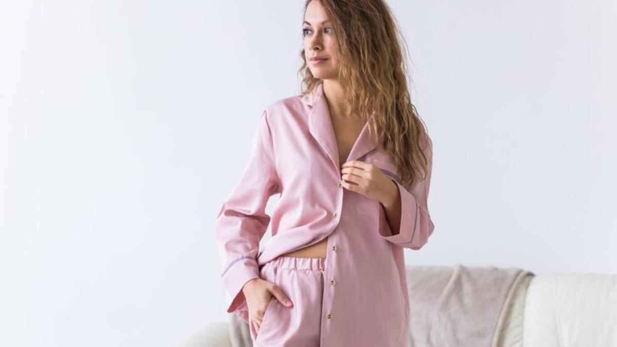 Chica con un pijama de seda de color rosa.