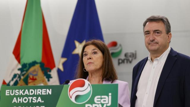 Aitor Esteban, junto a Izaskun Bilbao.