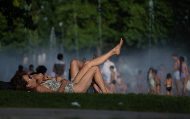 Varias personas se refrescan en las fuentes de Madrid Río.