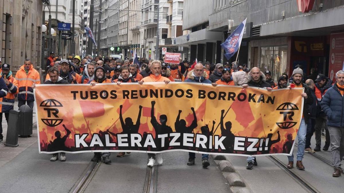 Trabajadores de Tubos Reunidos se concentran este miércoles en Gasteiz.