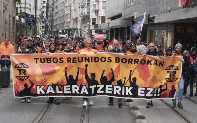 Trabajadores de Tubos Reunidos se concentran este miércoles en Gasteiz.