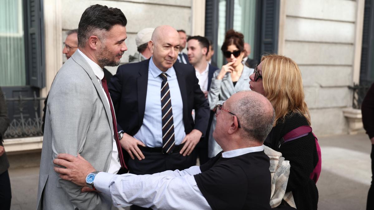 El diputado de ERC, Gabriel Rufián, con víctimas de la dana.