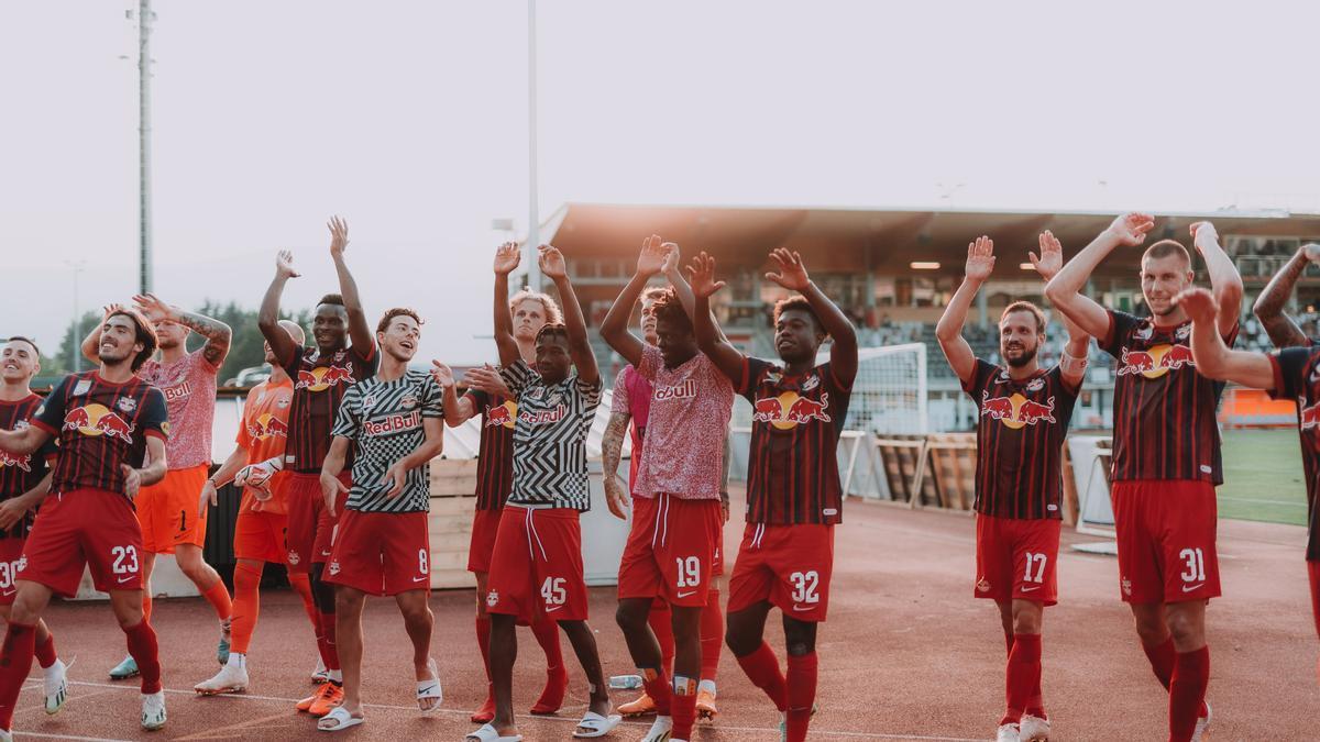 Los futbolistas del Salzburgo celebran su victoria del pasado sábado en el campo del Wolfsberger