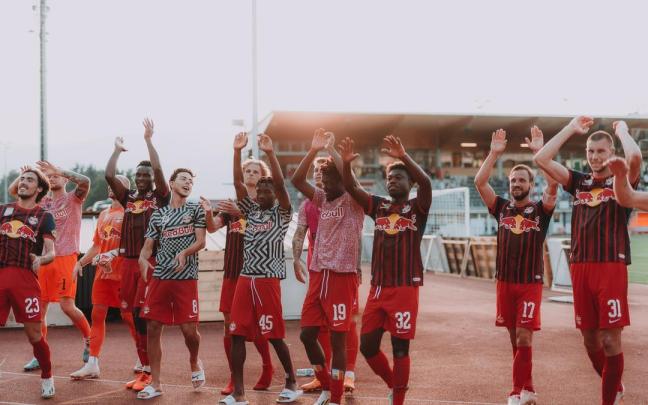 Los futbolistas del Salzburgo celebran su victoria del pasado sábado en el campo del Wolfsberger