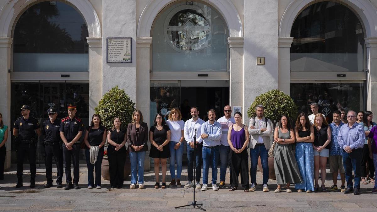 Concentración frente al edificio consistorial de Lloret de Mar para condenar el crimen.