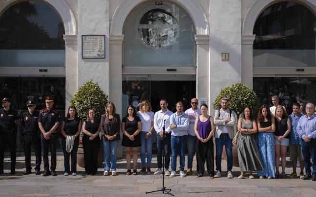 Concentración frente al edificio consistorial de Lloret de Mar para condenar el crimen.