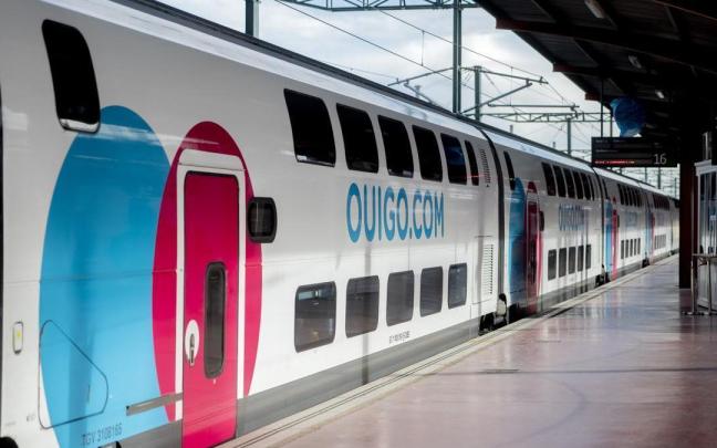 Un tren de Ouigo en una estación de Madrid. Un tren de Ouigo en una estación de Madrid.