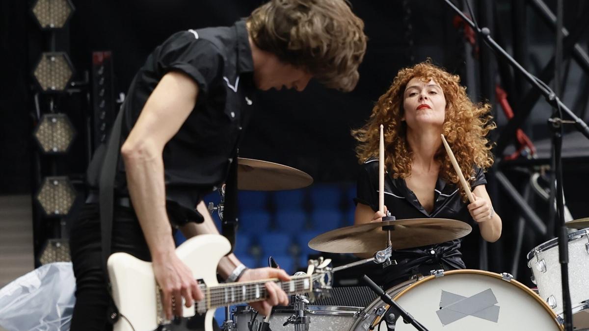 El dúo donostiarra Niña Coyote eta Chico Tornado en un concierto.