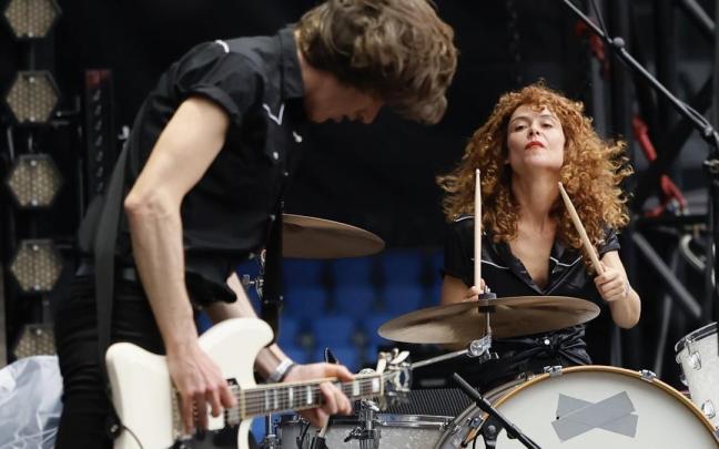 El dúo donostiarra Niña Coyote eta Chico Tornado en un concierto.