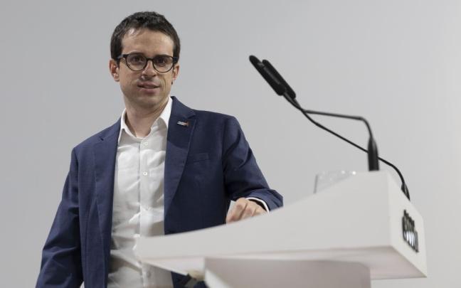 El candidato a lehendakari de EH Bildu, Pello Otxandiano, en la rueda de prensa de este lunes en Donostia