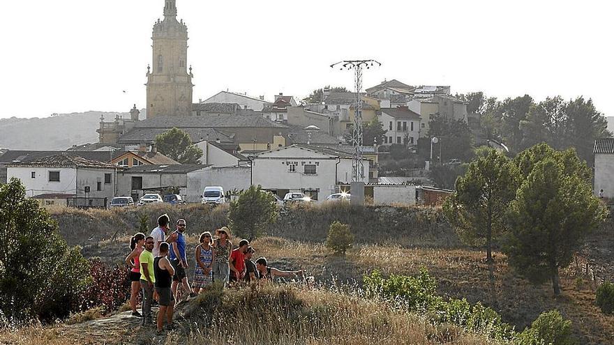 Vecinos asomados a una loma desde la que se veía el fuego en la zona del monte de la cadena.
