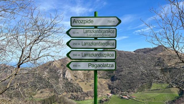 La flechas indicadoras estarán situadas en postes para facilitar su visibilidad.