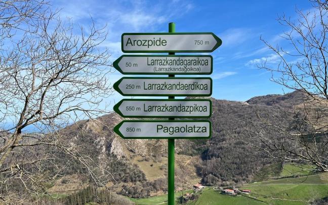 La flechas indicadoras estarán situadas en postes para facilitar su visibilidad.