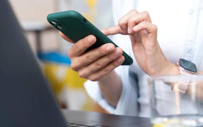 ¿Se puede prohibir el usar el teléfono móvil en el trabajo?