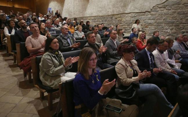 Voluntarios y representantes de organizaciones navarras, en el reconocimiento de Clúster SOS Ucrania. Voluntarios y representantes de organizaciones navarras, en el reconocimiento de Clúster SOS Ucrania.