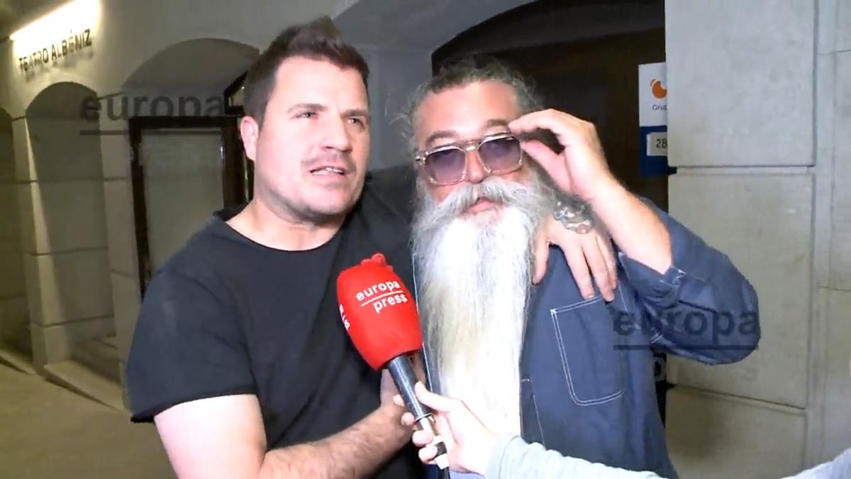 El cantante, con el actor y locutor Isidro Montalvo.