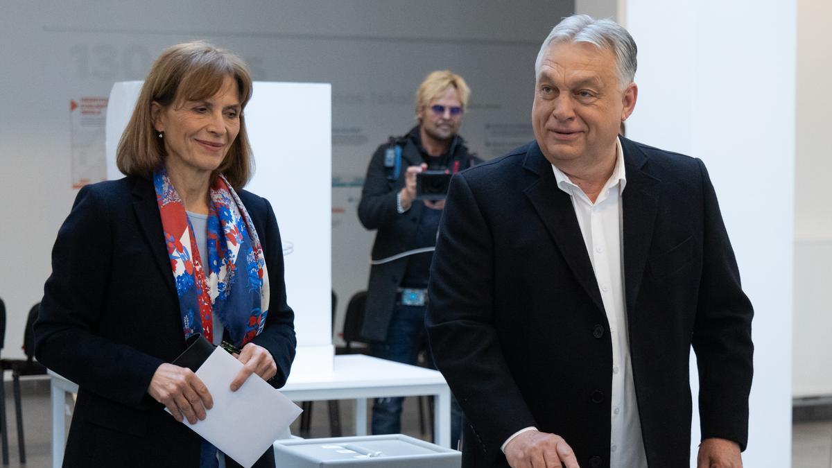 Viktor Orban vota juntoa su mujer Aniko Levai