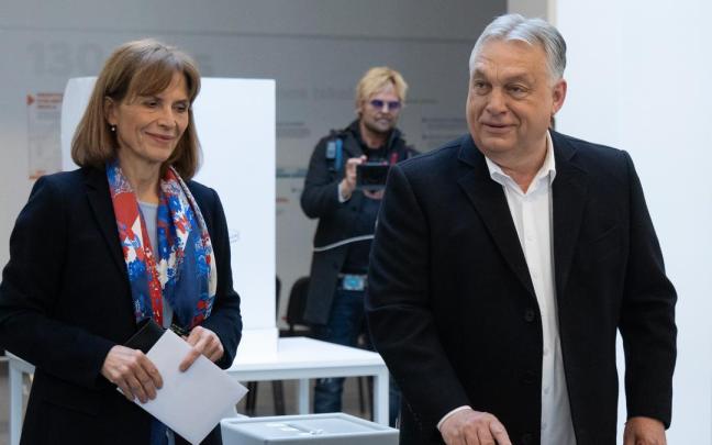 Viktor Orban vota juntoa su mujer Aniko Levai