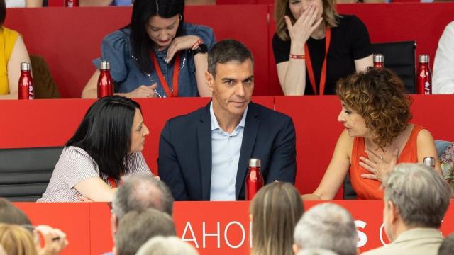El presidente del Gobierno Pedro Sánchez, la vicesecretaria general, María Jesús Montero, y la secretaria de organización, Rebeca Torró Soler