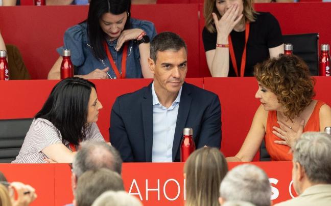 El presidente del Gobierno Pedro Sánchez, la vicesecretaria general, María Jesús Montero, y la secretaria de organización, Rebeca Torró Soler