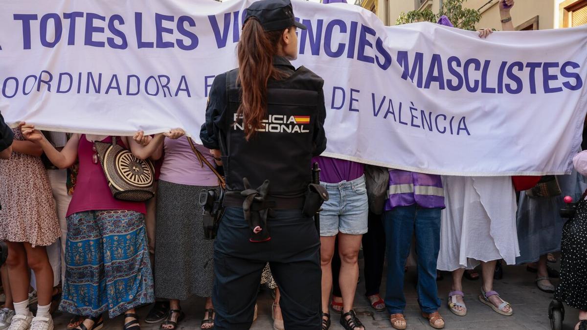 Protesta Coordinadora Feminista ante Las Cortes Valencianas.