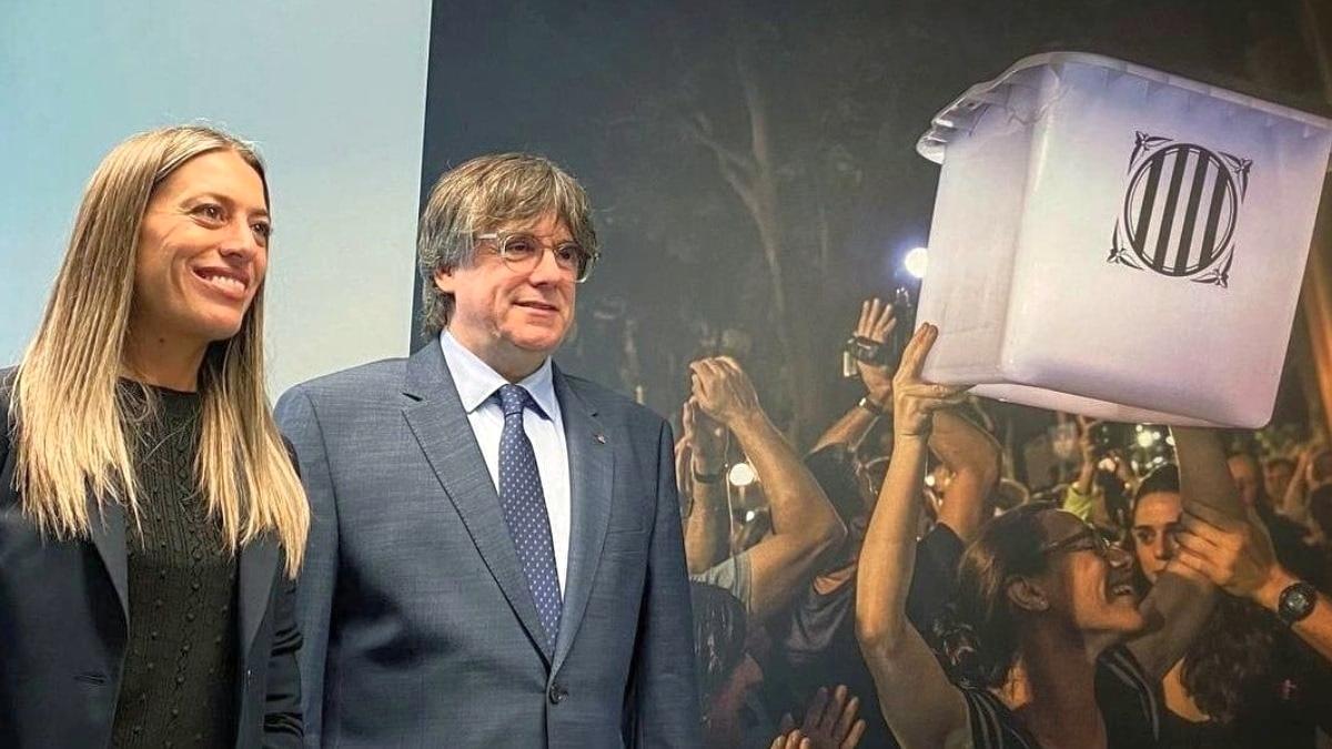 Carles Puigdemont, junto a la portavoz de Junts en el Congreso, Míriam Nogueras.