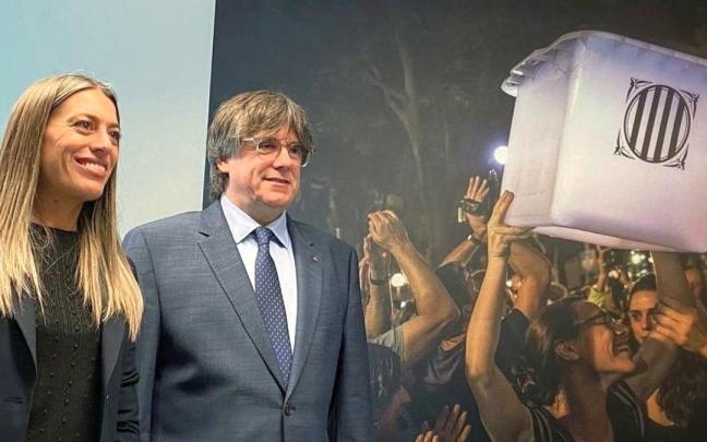 Carles Puigdemont, junto a la portavoz de Junts en el Congreso, Míriam Nogueras.