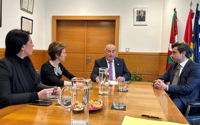 Arriola, ocn los tres diputados forales.