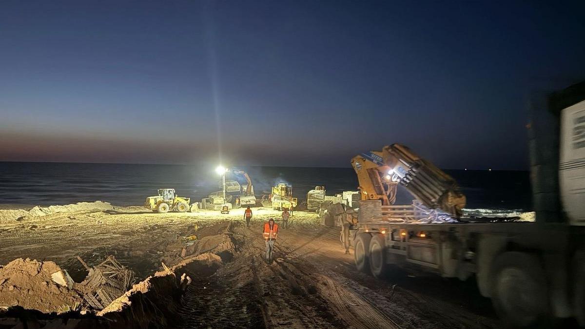 Trabajos de construcción en la costa de Gaza del espigón que permitirá desembarcar la ayuda procedente de la nueva ruta marítima desde Chipre.