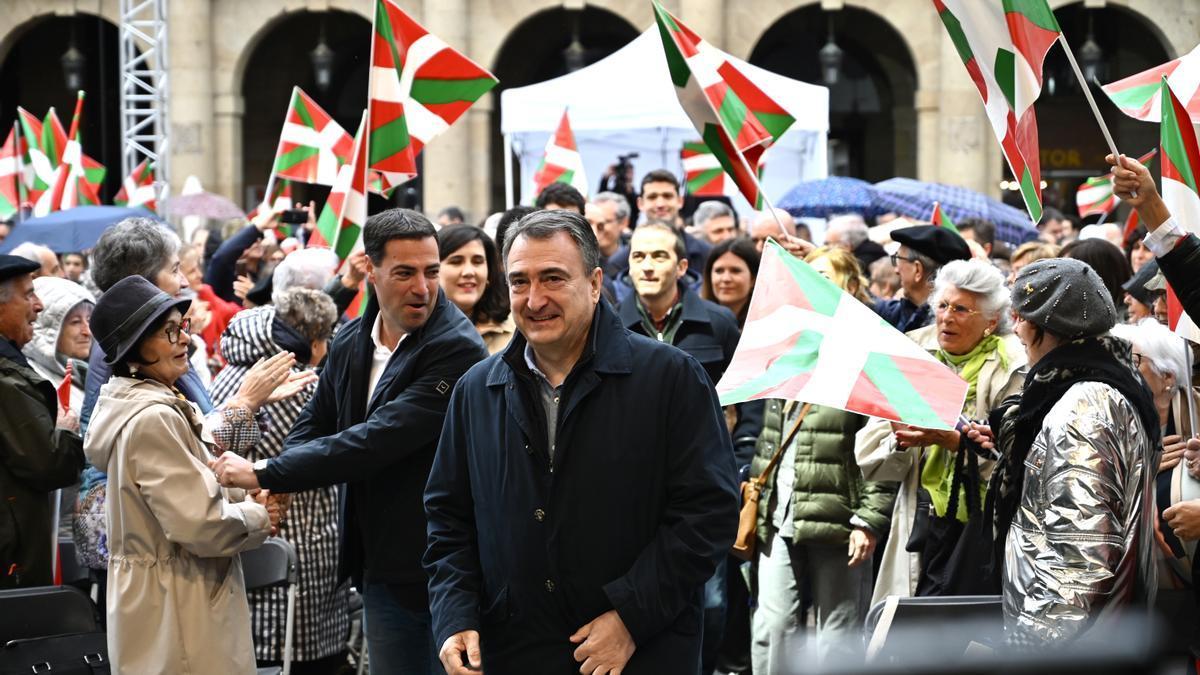 Pradales y Aitor Esteban, a su llegada a un acto con motivo del Aberri Eguna en 2025.