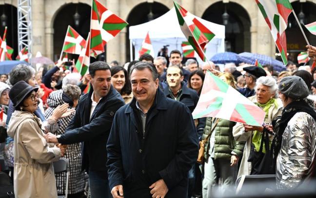 Pradales y Aitor Esteban, a su llegada a un acto con motivo del Aberri Eguna en 2025.